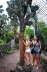 Eva og Nanna foran en klassisk Galapagos-kaktus.