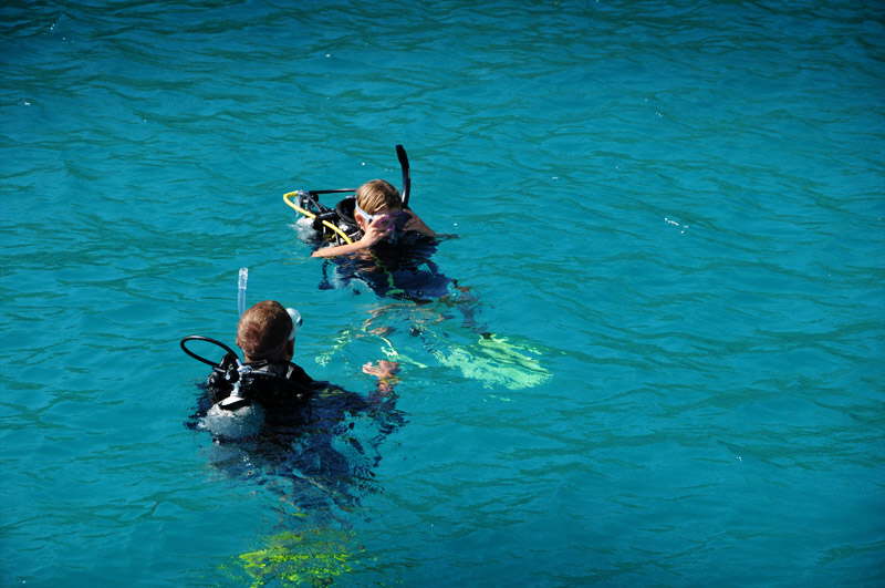 Lars og Nanna p vej ud og dykke.